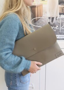  LAPTOP SLEEVE APPLE LEATHER TAUPE 🍎